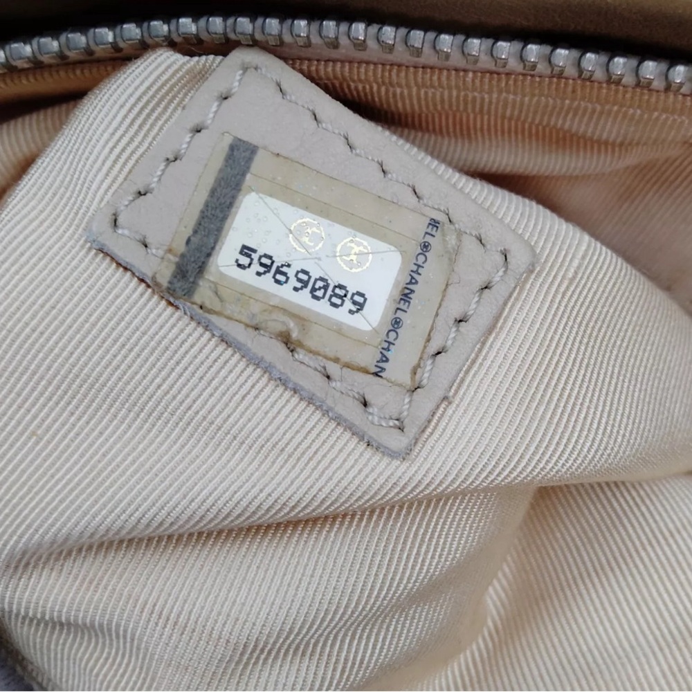 Excellent Condition Authentic Chanel Hand Bag Beige Lamb Skin - Picture 4 of 17